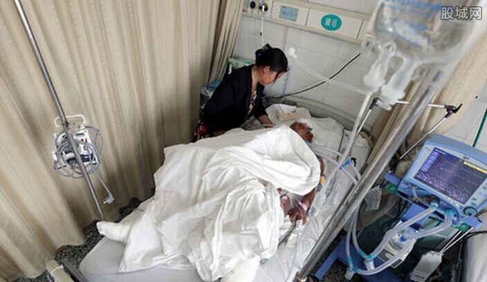 淮安市第一医院,一名护士告诉记者,女孩被送入院时,浑身大面积烧伤